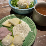 good spoon Handmade Cheese & Pizzeria ルミネ新宿店 - ランチ¥1,980~ 。5種類のチーズと1種類のスープがおかわりし放題。注文はモバイルオーダー(Wi-Fiあり)。メインの量を大盛りへ、セットのサラダなし等、変更可能。