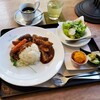 Hokkaidoutorihamakohikan - カレーライスにコーヒーをセット（野菜サラタ、カボチャサラダ、白菜の浅漬け、冷たい緑茶）