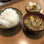天ぷら 大樹 - 定食はご飯と味噌汁にお新香付き。ご飯はおかわり自由です。お味噌汁は柚子が効いて、好みが分かれるかと思いますが、自分は普通のお味噌汁とちょっぴり違って美味しいです。天ぷら向にしてるのかもしれません。
