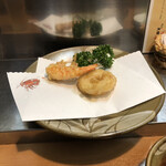 Tempura Ooki - まずは海老と玉葱　海老は足付きで、自分は尻尾まで美味しく全部食べます(笑)