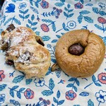 紬麦 - 左:渋皮栗のパン　右:コーヒーのベーグル。生地の中にも栗が入ってます