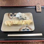 丸池製麺所 - ちくわ天にワカメおにぎりです