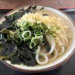 丸池製麺所 - ワカメうどんに天かすとネギをトッピング