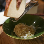 Shokudou Chisan - テーブルでチーズ削ってくれます☆