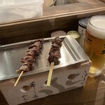 佐賀みつせ鶏 酒場 高しな - 砂肝(塩)165円と硬く焼かれたレバー(たれ)198円と2杯目ビール