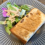 チャウディー - ○トースト
レーズンとシナモンを選択した。

パンはレーズンを練り込まれたレーズンパンとなる。

■パンは自家製パンとなる

上にはたっぷりとシナモンが掛けられる。