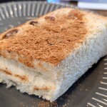 チャウディー - バターか何かが塗られていたか
シナモン多すぎで不明？（笑）
バターとシナモン、砂糖の割合のバランスで
美味しく感じると思うんだけど、、、
レーズンパン自体はレーズンの甘味が
良い感じで美味しい