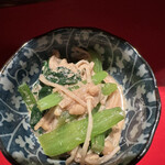 とり焼き 鶏料理 かしわ - 突出し(なめことほうれん草)