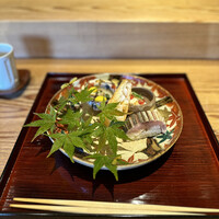 京味 もと井 - 柿白和え 水菜おひたし 銀杏、菊花、菊菜、しめじ三杯酢和え、鯖寿司 海老しんじょうとマコモダケの春巻き