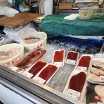 さしみ屋 佐賀山 - 冷蔵ケースです。