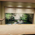 宮坂 - 中庭を臨めるカウンター席が　やっぱりこちらの特等席ですね。