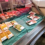 さしみ屋 佐賀山 - 冷蔵ケースです。
