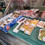 さしみ屋 佐賀山 - 冷蔵ケースです。