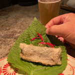 An Di - 秋刀魚の揚げ春巻き　
            　赤味噌タマリンドソースとガリ