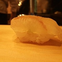 鮨駒 - 平目。シャリがあったかすぎ。