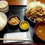 八丁堀 朋 - 生姜焼き定食全景