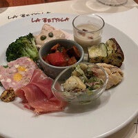  ラ･ベットラ･ダ･オチアイ イケブクロ - 前菜盛り合わせ、蒸し鶏に乗ってたツナのトンナータソースが最高。