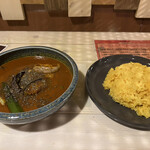 アジアン食堂 スーリヤ - マトンと野菜のスープカレー
      辛さは激辛の6
      食べ放題のターメリックライス
      