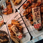 浜のかあちゃん焼魚 - 美味しそうな焼魚がずらり