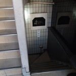 ステーキ割烹あだち - 階段を降りて地下へ・・・