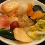 ステーキ割烹あだち - 食べ放題のお漬物を全種類（13種類）お皿に盛ってみた