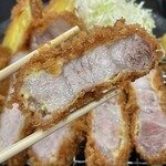 とんかつ 栄ちゃん - 熱々の右端。これを一番最初に食べるのが最高に幸せ。