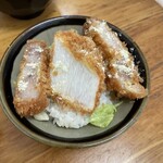 とんかつ 栄ちゃん - 塩がベストチョイス。仕上げの塩も少しでOK