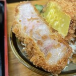とんかつ 栄ちゃん - 一枚は脂身多めで、