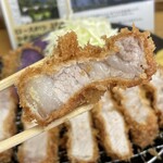 とんかつ 栄ちゃん - 熱々の右端。美味しすぎる。