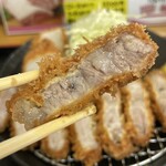 とんかつ 栄ちゃん - 熱々の右端。旨みが強すぎる。