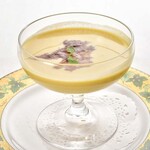 メインダイニング - 【公式HP】川奈ディナー：トウモロコシの冷たいスープと自家製コンソメのジュレ