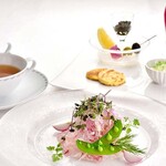 メインダイニング - 【公式HP】クラシック復刻ディナー：キャビアフラッペ＆鮮魚の薄切 サラダ仕立て 白醤油風味のソース