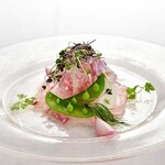 メインダイニング - 【公式HP】ご結婚５周年記念アニバーサリーメニュー：鮮魚の薄切 サラダ仕立て 川奈特製ヴィネグレットソース