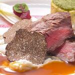 メインダイニング - 【公式HP】2022クリスマスディナー「シュミネ」：国産牛ヒレ肉のグリル　根セロリとトリュフの香り クリスマスパレット飾り