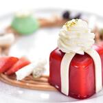 メインダイニング - 【公式HP】2022クリスマスディナー「シュミネ」：プラリネのリース　プレゼントボックス飾り