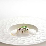 メインダイニング - 【公式HP】記念日お祝いメニュー：白身魚と海老のムース クッサン仕立て（ノイリー酒のソース トリュフの香り）