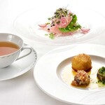 メインダイニング - 【公式HP】記念日お祝いメニュー：鮮魚の薄切 サラダ仕立て＆ホタテを詰めたマッシュルームのオーブン焼き＆自家製コンソメスープ