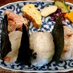 Onigiri Sutando Rittsubon - おにぎり3個(さけ、塩こんぶ、チーズおかか)+だし巻き玉子(塩っぱい)+から揚げ+お漬物