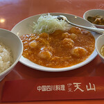伊豆天山 - 卵とムキ海老のチリソース 1420円。