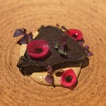 ライラ - 薪焼カツオ、炭化したものをコーティング、ビーツ