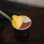 ジェラテリア アクオリーナ - 3種盛り、プレミアム2つ（焼き栗とRuket社チョコレート）（合計860円）税込。