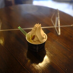 ジェラテリア アクオリーナ - ローストアーモンドのジェラートソフト（680円）税込。