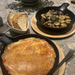 MORIPARK Cafe LOCAL TAVERN - 16.マッシュポテトの明太子餅チーズ焼き　21.海老とキノコのアヒージョ(+バゲットトースト4枚)