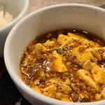 四川料理 さざき - ⑬四川麻婆豆腐&⑭白ご飯
            辛さに強くない私に程好い白ご飯と合わせて少しピリ辛かもという仕上がり
            顔に辛さに弱いですと書いてあるのだろうか
            辛さに強い人はお好みに仕上げてくれます