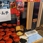 ワンダーステーキ - お味噌汁のサーバー　　ワカメと油揚げがありますよ…