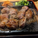 ワンダーステーキ - 今日はガーリックソースをぶっ掛け〜　めっちゃいい匂いだわ～