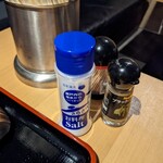 ワンダーステーキ - お塩とブラックペッパーありますよ…