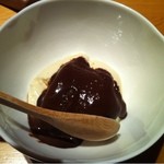 神保町 傳 - サトウキビを焦がす直前まで煮込んで作られた苦みと甘みを含有したソースがかかったバニラアイスクリーム