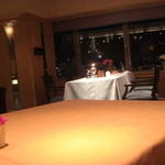 レストラン&BAR ガスライト - 窓際は、予約でいっぱい