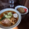 食麺酒処鉄ぺい - 醤油ラーメン 650円(税込)、ブラックチャーハン 300円(税込)。